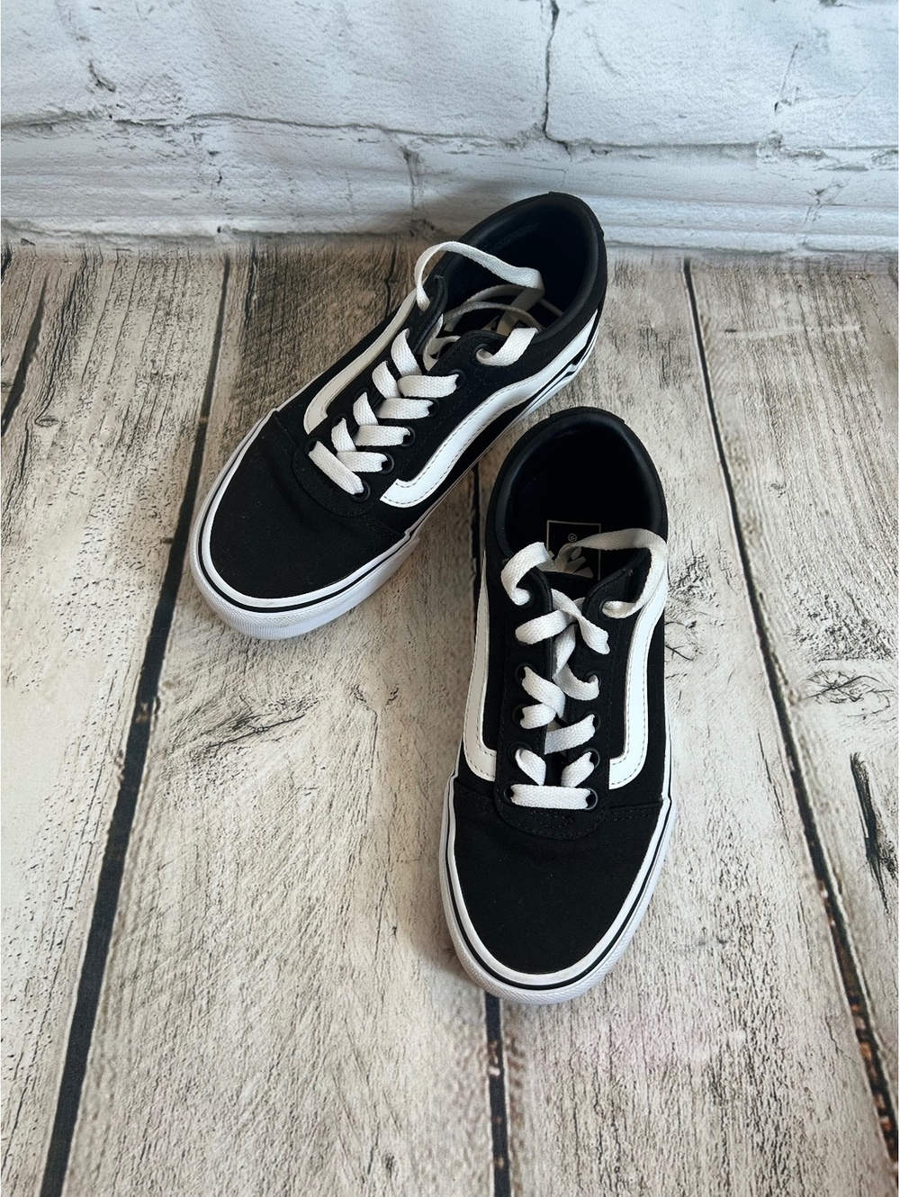 VANS Women’s Off The Wall Low-Top Sneakers / Size: 5.5